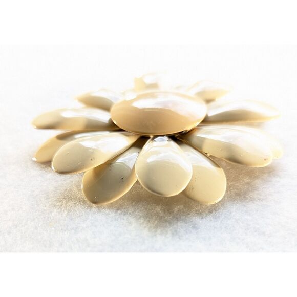 Cream Button Flower - Picture 6 of 6